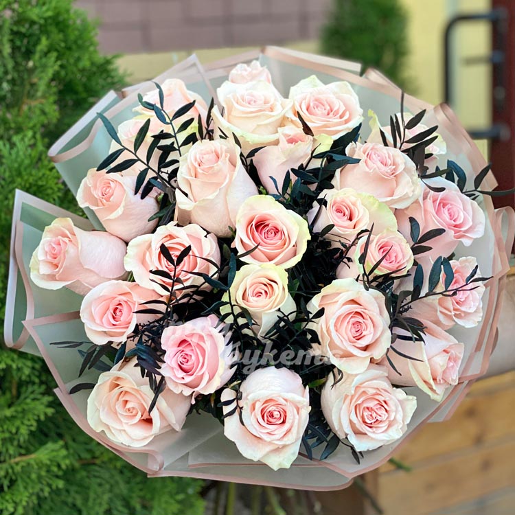 Букет из нежно-розовых роз (вид сверху)