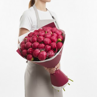 Букет из 37 красных пионов