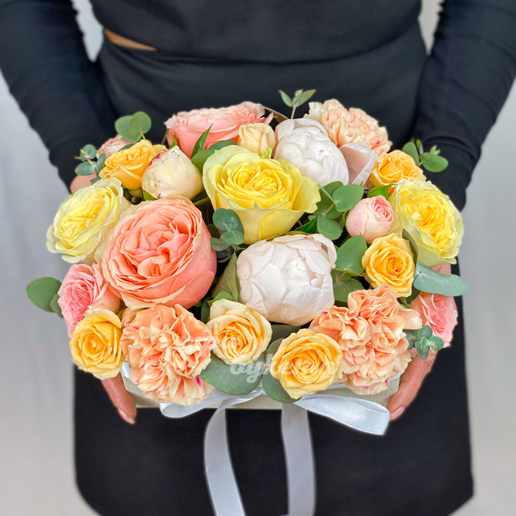 Композиция из пионовидных роз (крупный план)