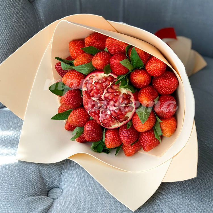 Букет из клубники и граната