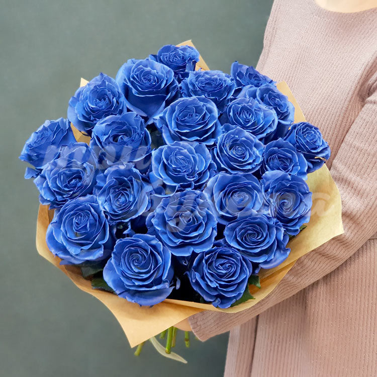 Букет из 23 синих роз в крафте