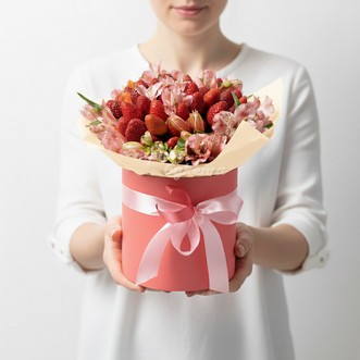 Клубника с альстромериями в коробке