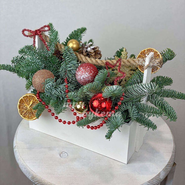 Новогодняя композиция в ящичке (вид сбоку)