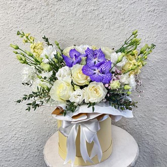 Розы и орхидеи в шляпной коробке