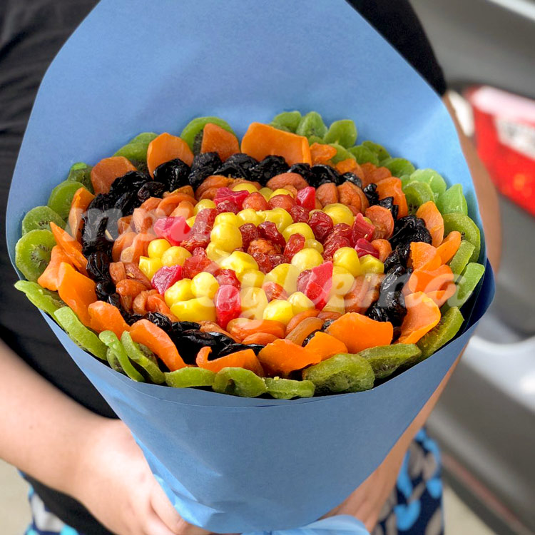Сладкий букет из сухофруктов (в руках)