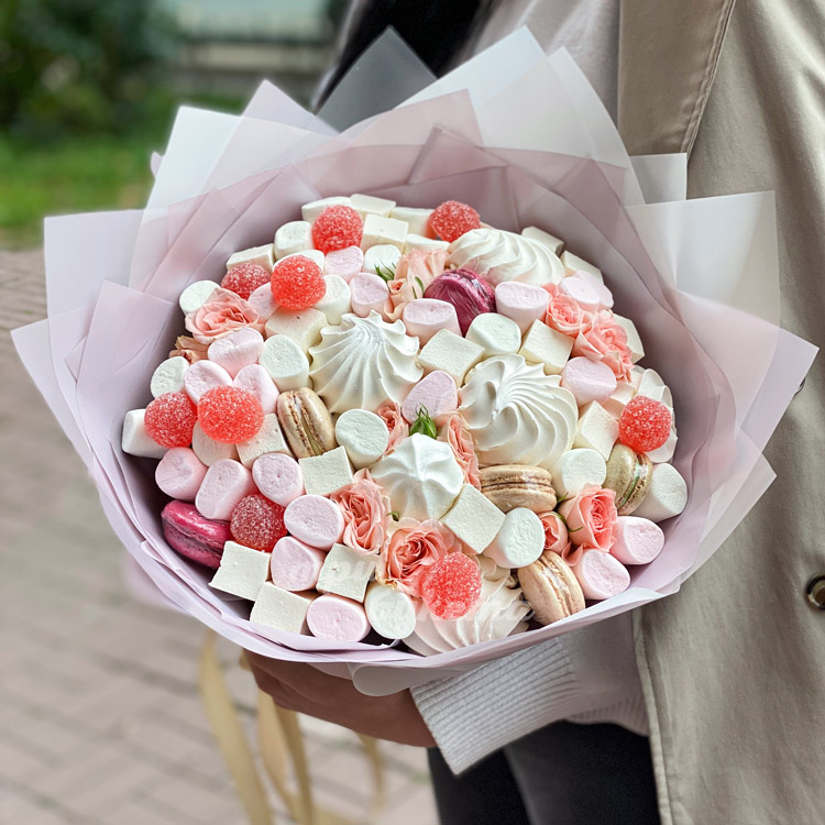 Букет из зефира и кустовых роз