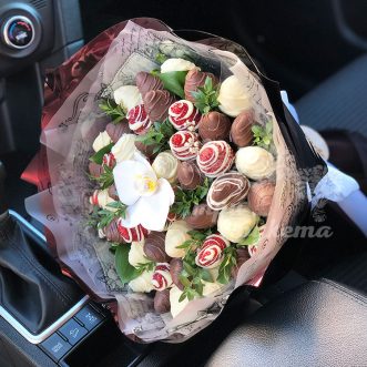 Букет из клубники и орхидеи