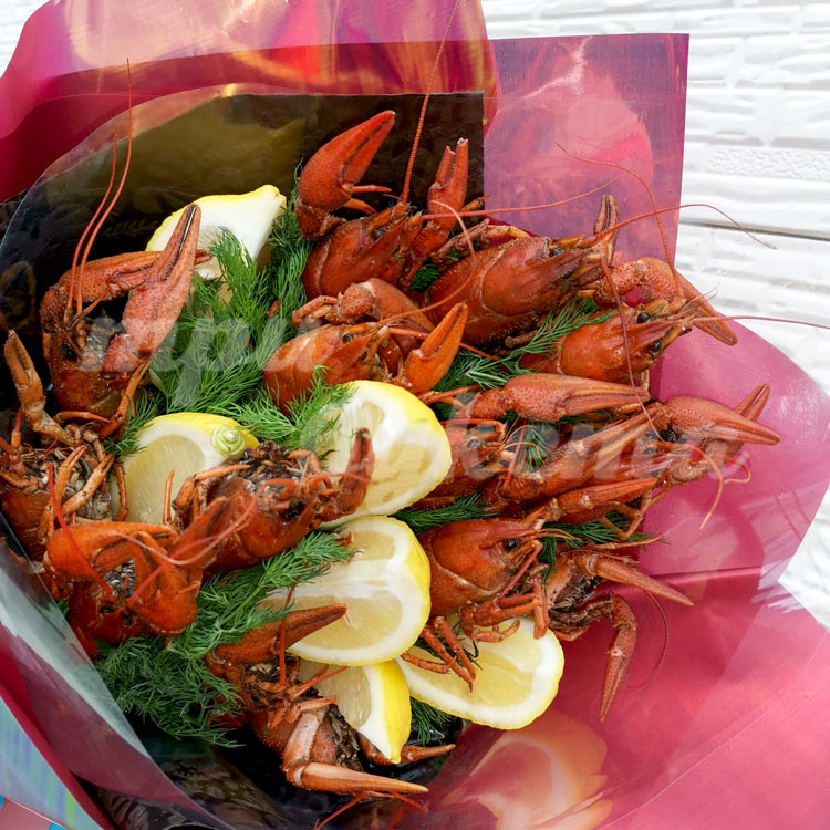 Букет раков с лимоном и укропом (крупный план)