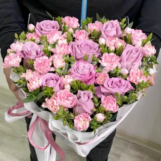 Сердце из розовых роз и гвоздик