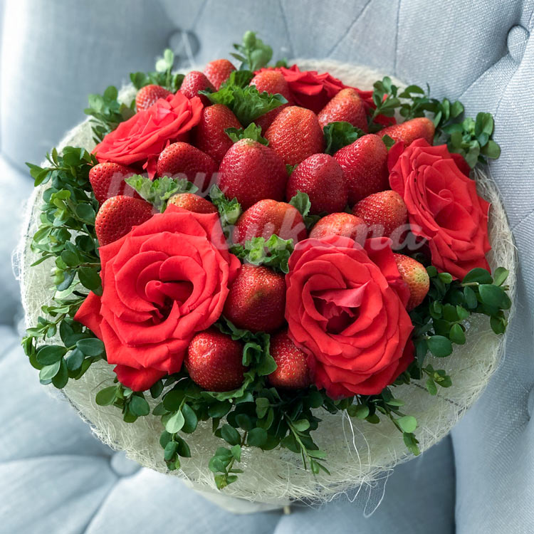 Букет из клубники и 5 алых роз (вид сверху)