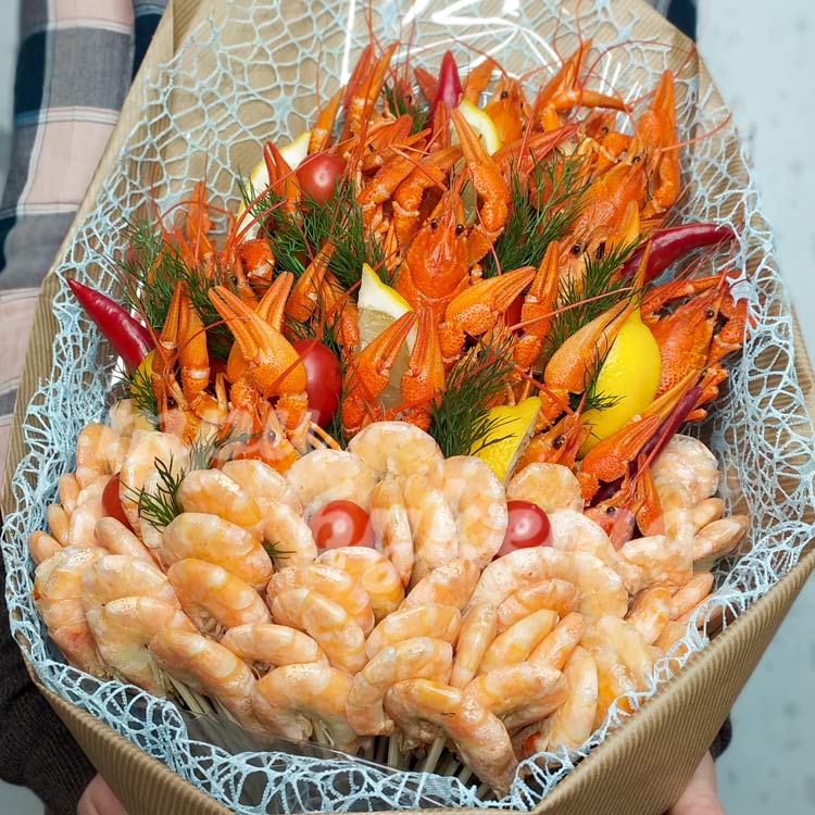 Букет из раков, креветок и перца (крупный план)