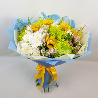 Букет из зеленых и белых хризантем