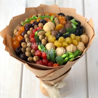 Ореховый букет с цукатами в крафте