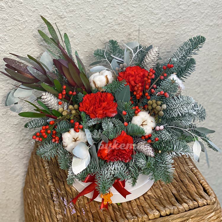 Гвоздика и бруния в хвойных ветках (на корзине)