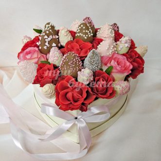 Коробка-сердце с клубникой и розами