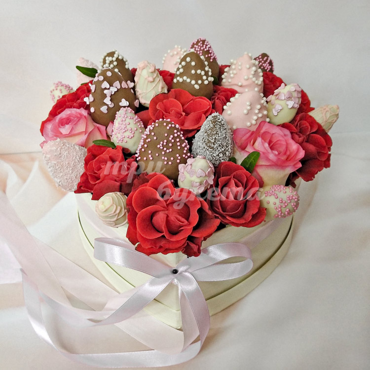 Коробка-сердце с клубникой и розами