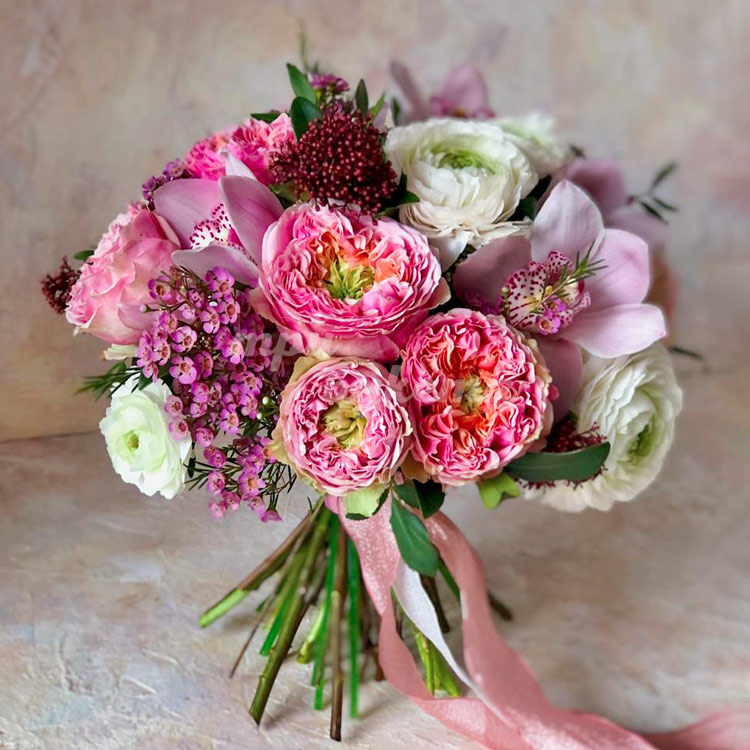 Букет из ранункулюсов и орхидей