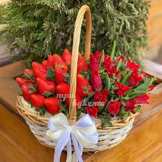Корзинка с клубникой и тюльпанами