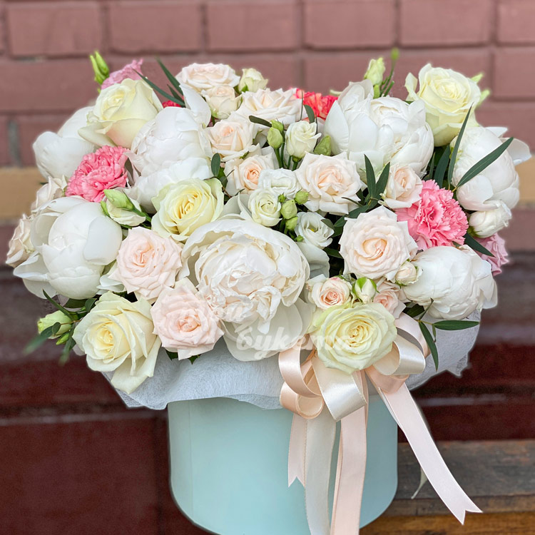 Пионы, розы и эустомы в коробке (на клумбе)