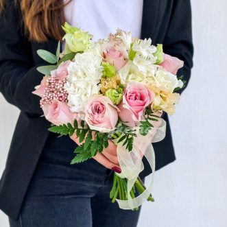 Букет из эустом и розовых роз