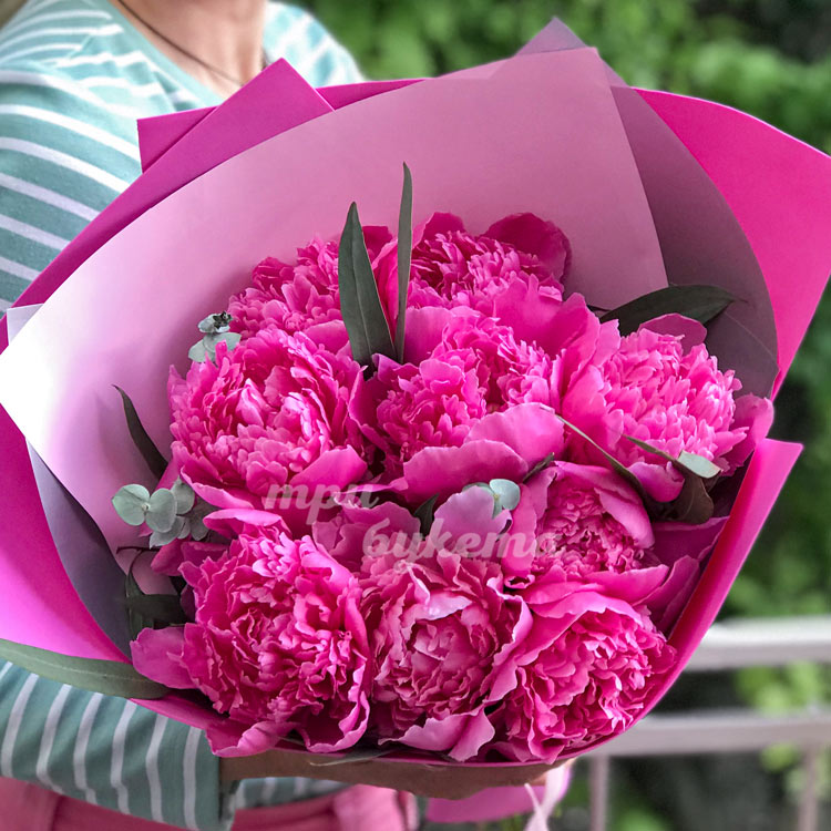 Букет розовых пионов с эвкалиптом (крупный план)