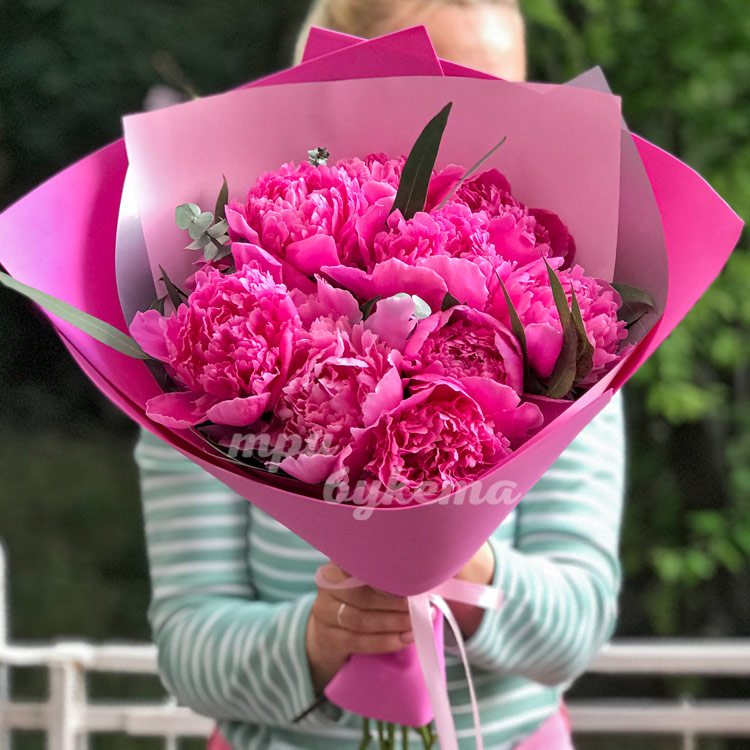 Букет розовых пионов с эвкалиптом