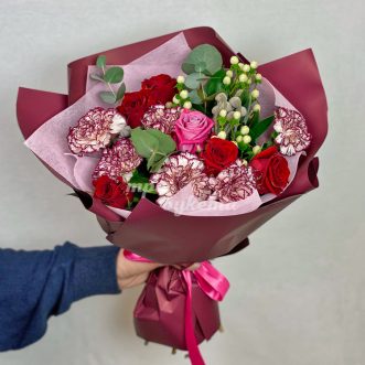 Бело-красные гвоздики с розами