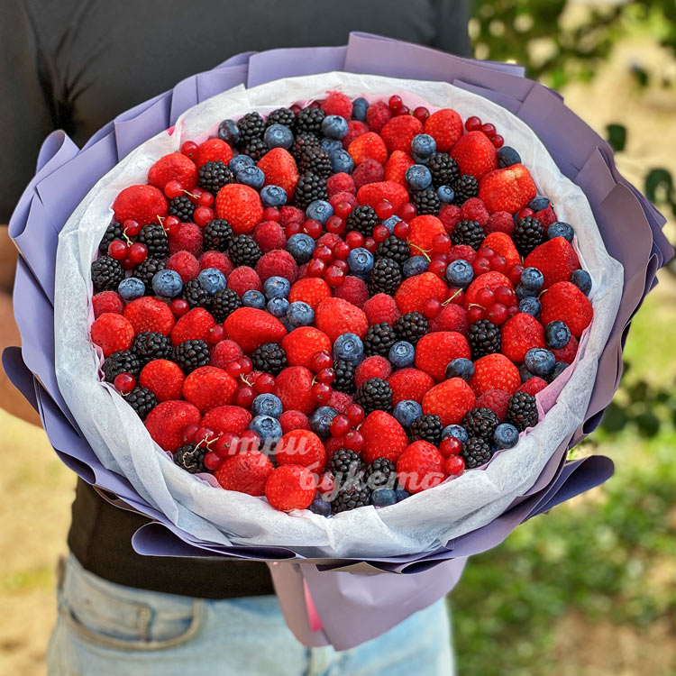 Большой букет из 5 видов ягод (крупный план)