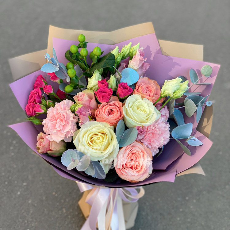 Букет из эустом, гвоздик и роз (крупный план)