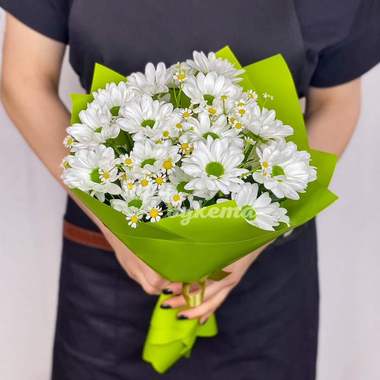 Букет из кустовых хризантем и ромашек