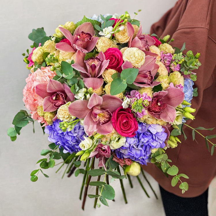 Букет пышных гортензий с орхидеями (вид сверху)