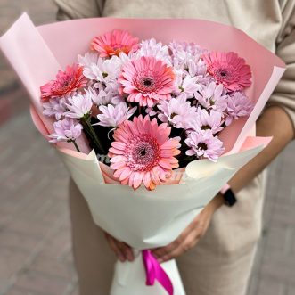 Букет сиреневых хризантем и гербер