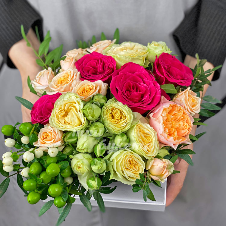 Коробка персиковых и розовых пионовидных роз