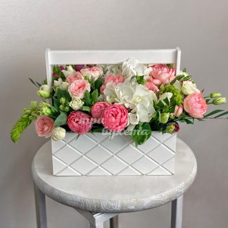 Пионовидные розы и гортензии в ящике