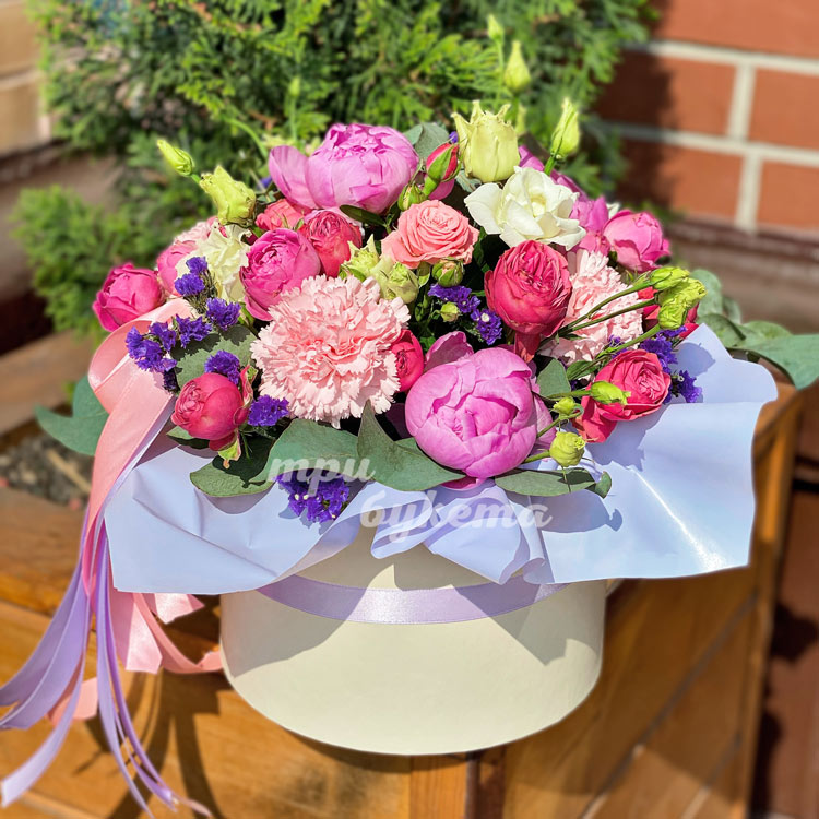 Пионы и пионовидные розы в коробке