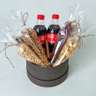 Коробка на 23 февраля с колой и снеками