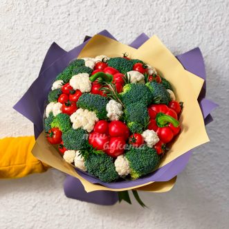 Мужской букет из томатов и брокколи Мужской букет из томатов и брокколи
