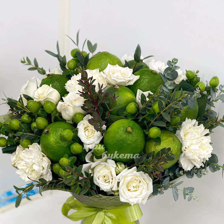 Букет белых гвоздик и роз с лаймами (крупный план)