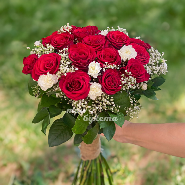 Высокие красные розы с белыми гвоздиками (крупный план)