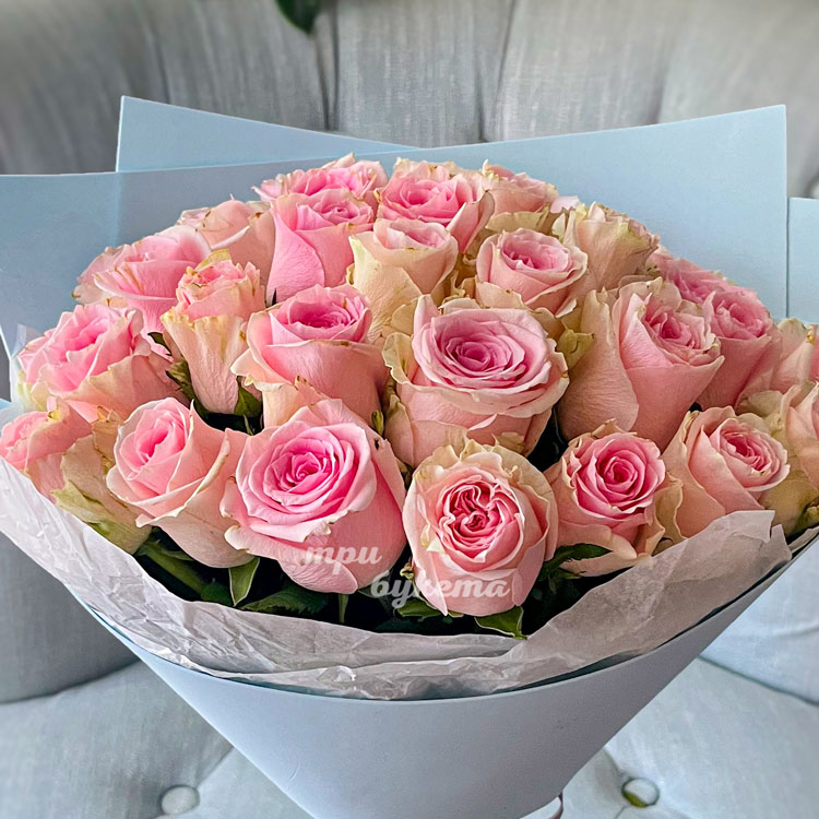 Букет из 35 розовыйх кенийский роз (крупный план)