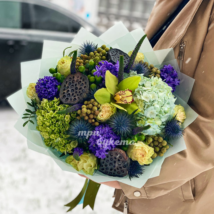 Букет гортензий, гиацинтов и лотосов (в руках флориста)