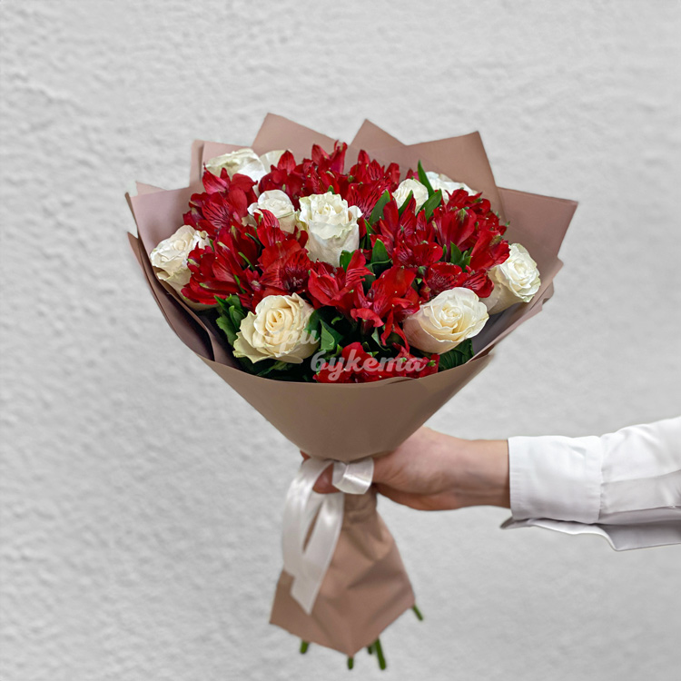 Букет красных альстромерий и белых роз