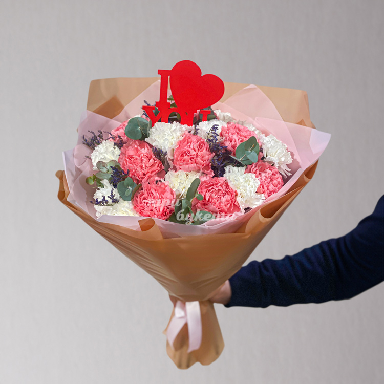 Белые и розовые гвоздики на 8 марта