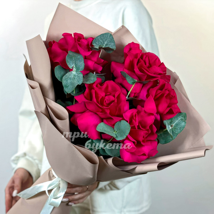 Букет из 5 розовых французских роз (крупный план)