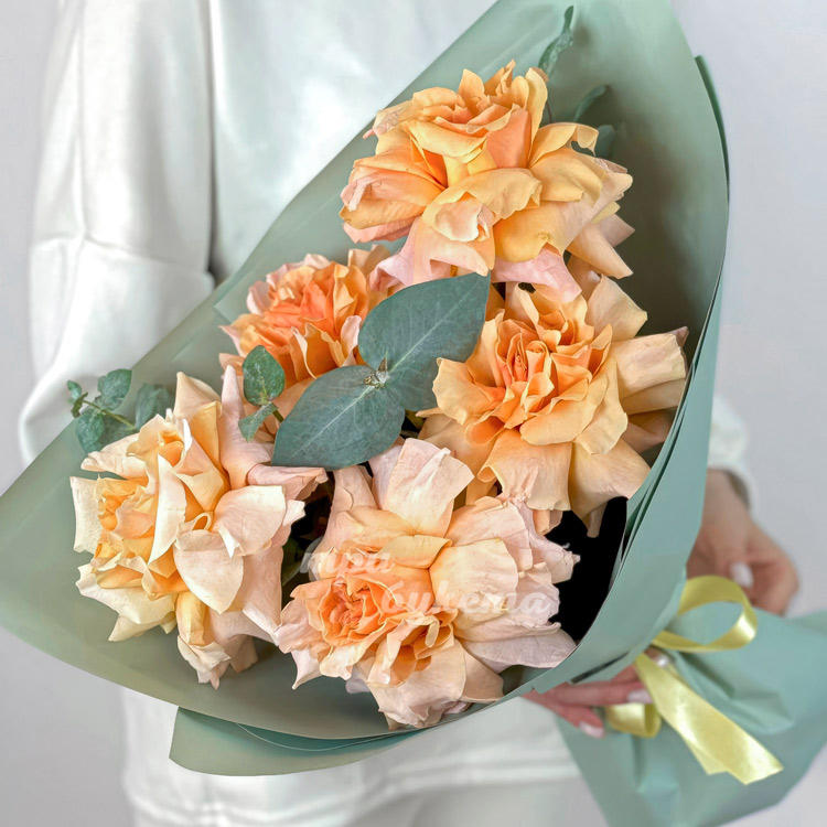 Букет из 5 желтых французских роз (крупный план)