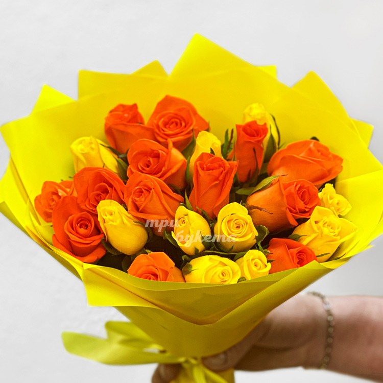 Букет из желтых и оранжевых роз (крупный план)