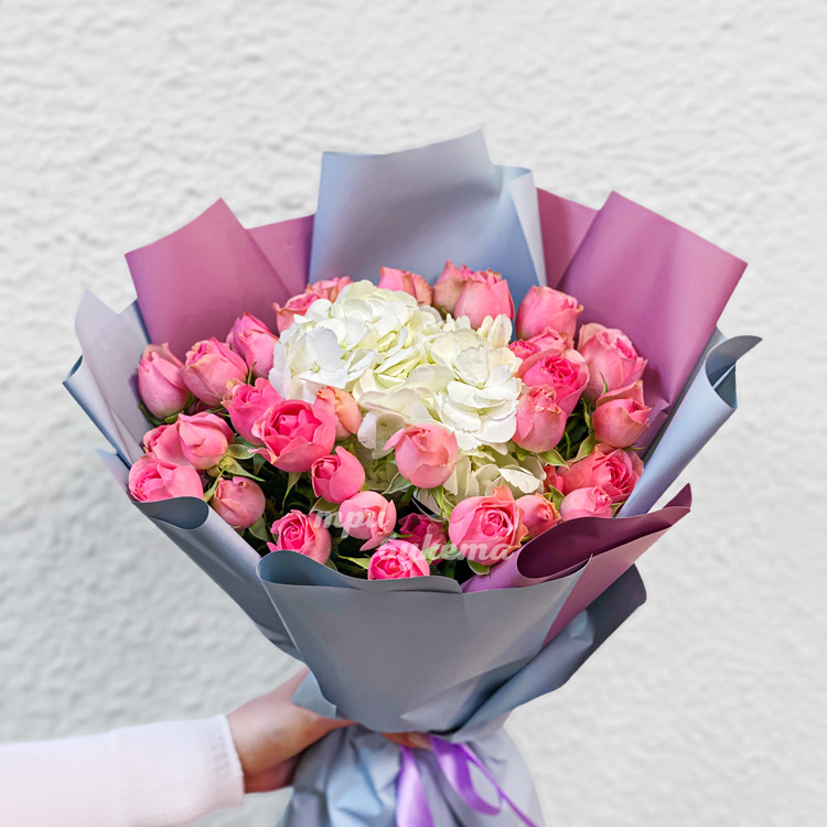 Букет розовых куст. роз с белой гортензией (крупный план)