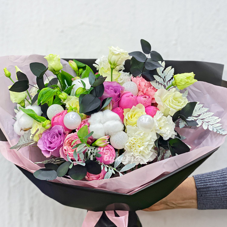 Букет ярких роз и гвоздик с декором (крупный план)