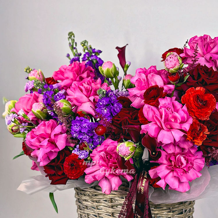 Корзина роз, маттиол, ранункулюсов и калл (крупный план 2)
